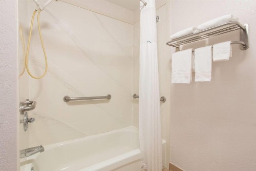 Days Inn & Suites by Wyndham Navarre Conference Center - image 33
