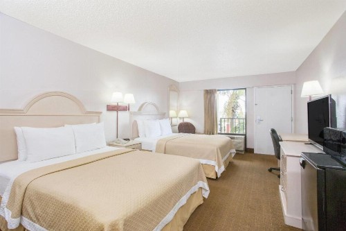 Days Inn & Suites by Wyndham Navarre Conference Center - image 34