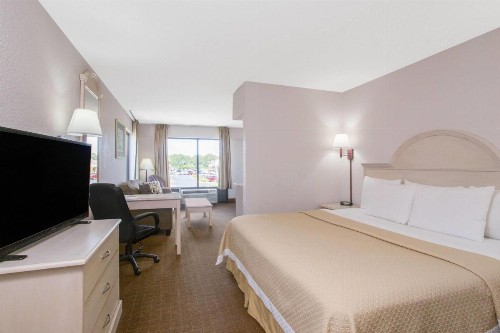Days Inn & Suites by Wyndham Navarre Conference Center - image 36