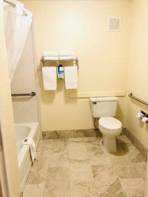 Days Inn & Suites by Wyndham Navarre Conference Center - image 7