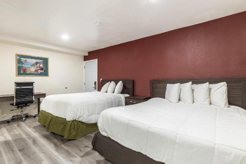 Econo Lodge - image 10