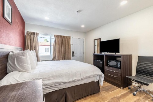 Econo Lodge - image 11