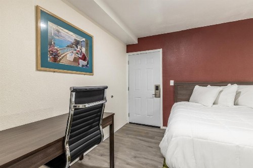 Econo Lodge - image 16