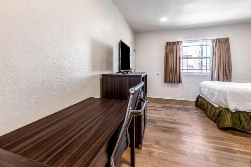 Econo Lodge - image 22