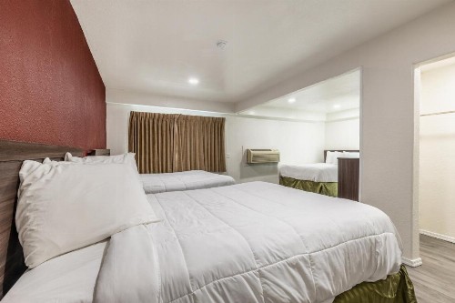 Econo Lodge - image 23