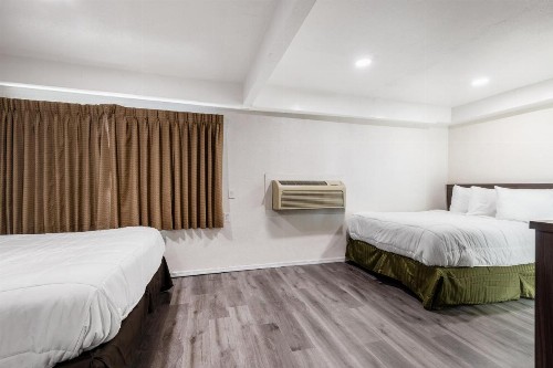 Econo Lodge - image 5