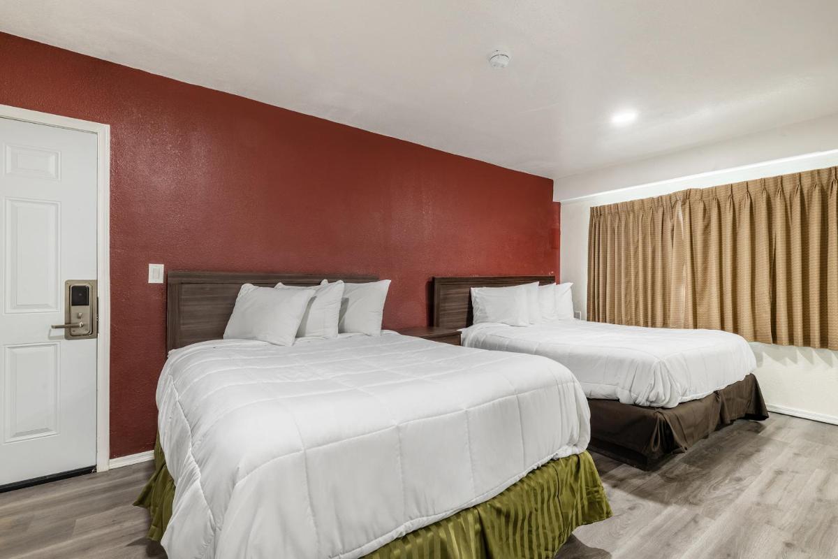 Econo Lodge - image 7
