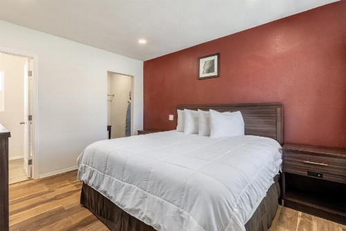 Econo Lodge - image 9