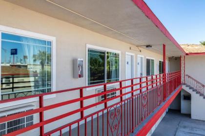 Econo Lodge - image 3