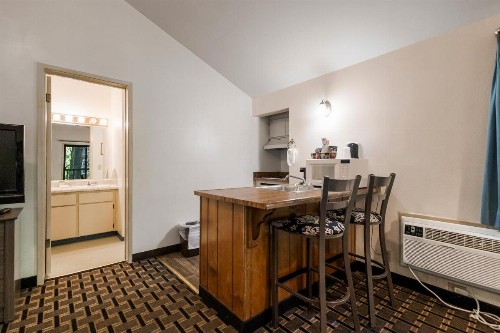 Northern Queen Inn - image 38