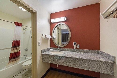 Red Roof Inn New Braunfels - image 38