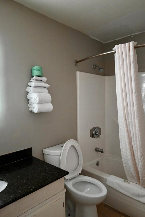 Howard Johnson by Wyndham Near Schlitterbahn - image 40