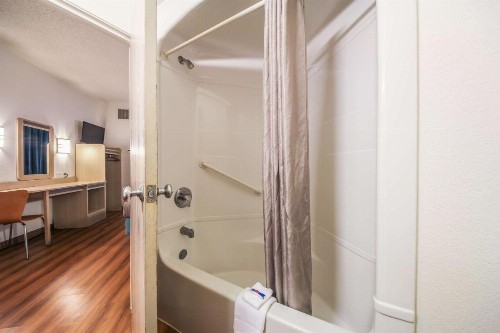 Motel 6 New Braunfels - image 37