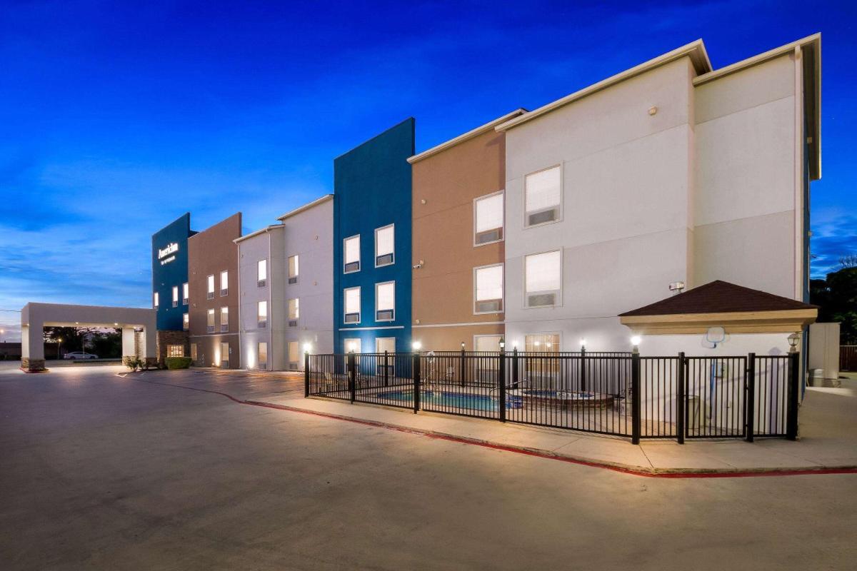 Econo Lodge Inn & Suites New Braunfels - image 4