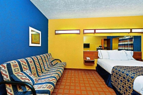 Microtel Inn & Suites by Wyndham New Braunfels I-35 - image 10