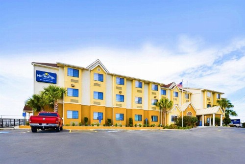 Microtel Inn & Suites by Wyndham New Braunfels I-35 - image 23