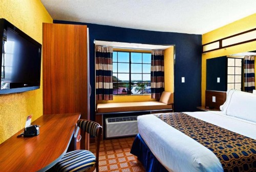 Microtel Inn & Suites by Wyndham New Braunfels I-35 - image 9