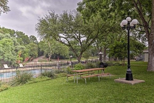 Updated Comal River Condo 1 Mi to Schlitterbahn! - image 9