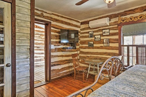 Gruene Cabin - Pet Friendly New Braunfels Studio - image 8
