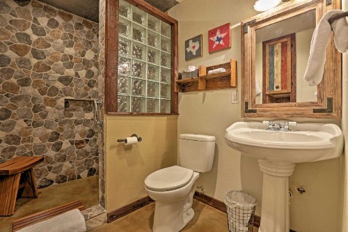 Custom Texas Cabin Studio - 5 Min to Gruene Hall - image 12