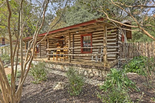 Custom Texas Cabin Studio - 5 Min to Gruene Hall - image 6