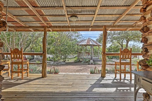 Custom Texas Cabin Studio - 5 Min to Gruene Hall - image 9