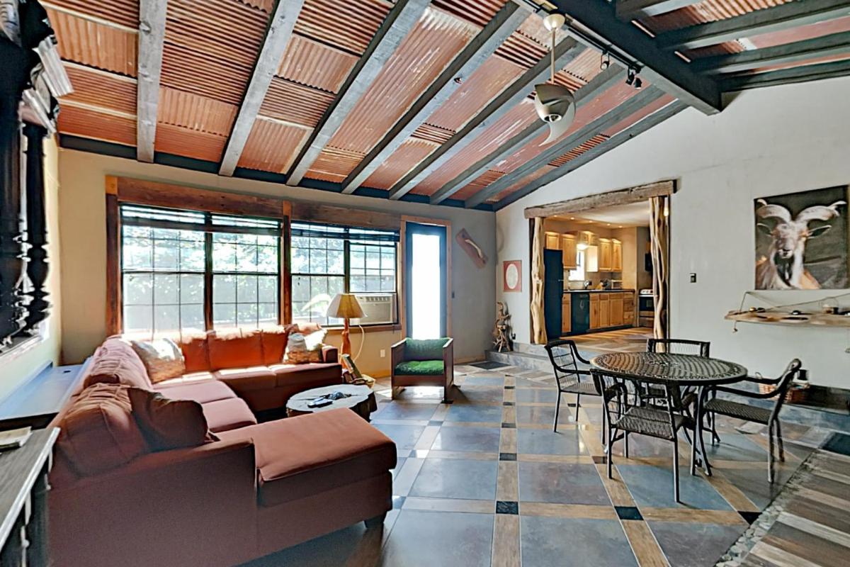 Hill Country River Oasis at the Old Goat House cabin - image 7