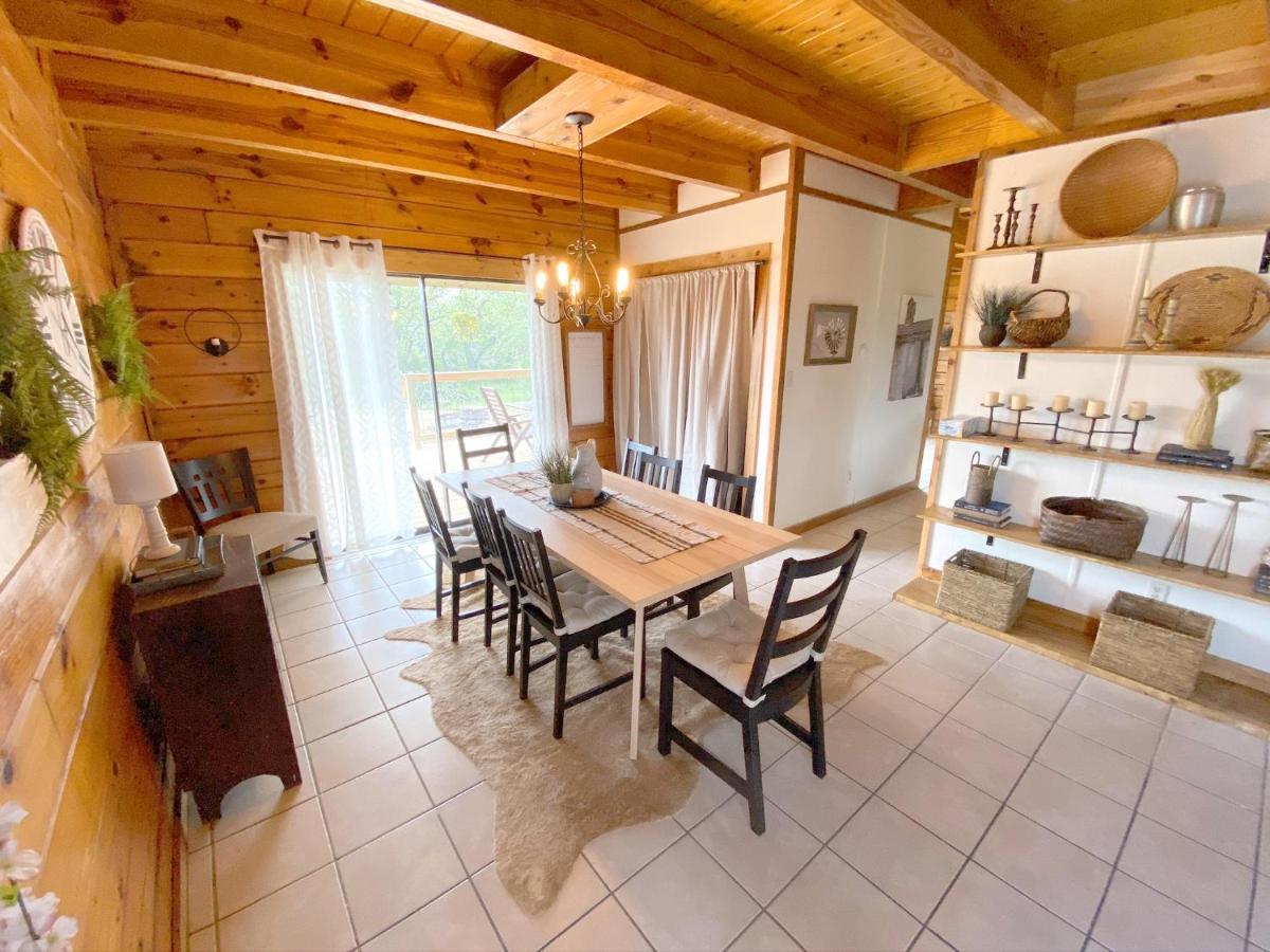 Escape to the Country! Hill Country Log Cabin - image 6
