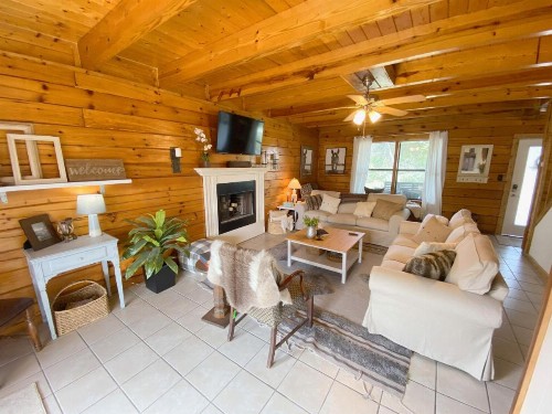 Escape to the Country! Hill Country Log Cabin - image 8