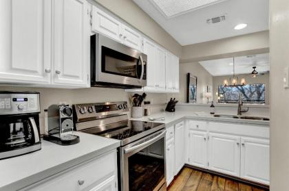 NEW-Luxury Riverfront Condo 1blk to Schlitterbahn! - image 3