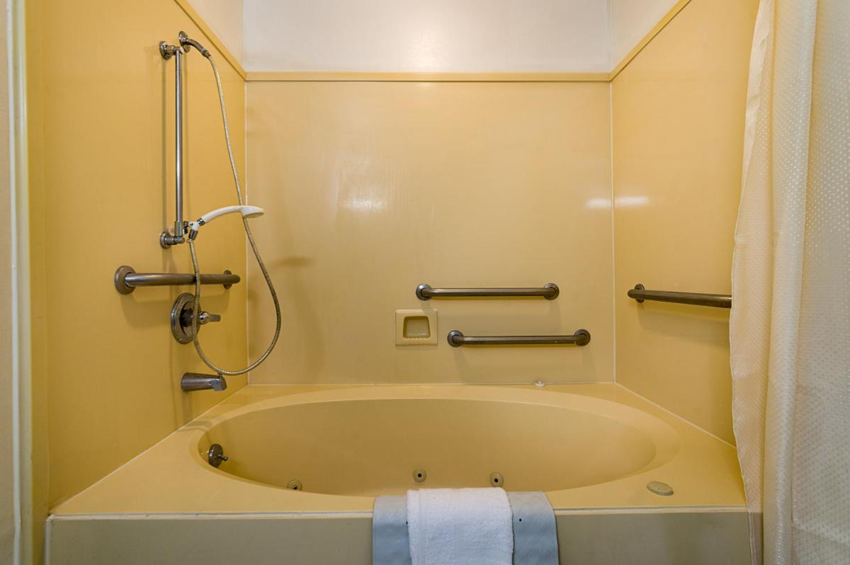Motel 6-New Iberia LA - image 2