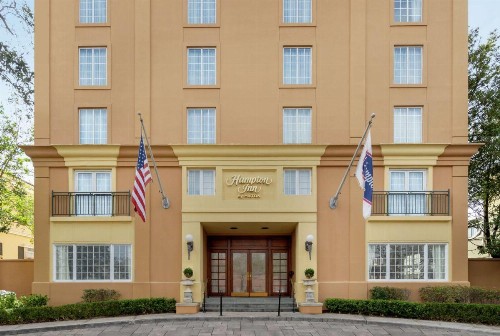 Hampton Inn New Orleans/St.Charles Ave - image 1