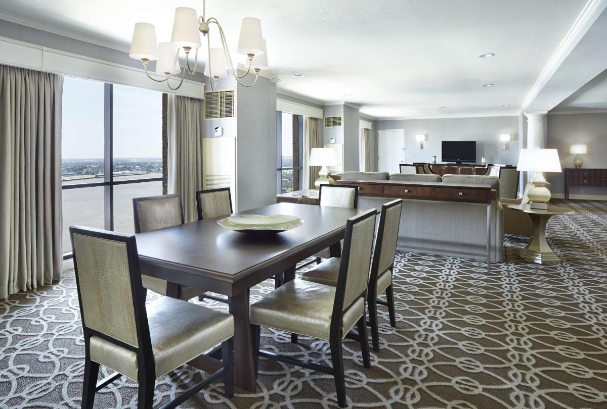 Hilton New Orleans Riverside - image 3