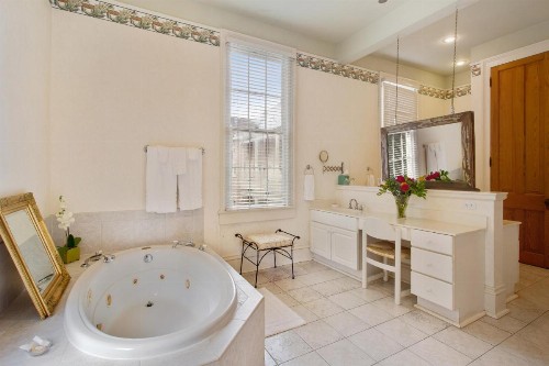 Maison Perrier Bed & Breakfast - image 18