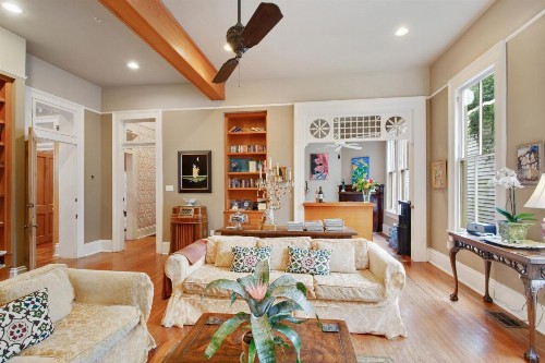 Maison Perrier Bed & Breakfast - image 2