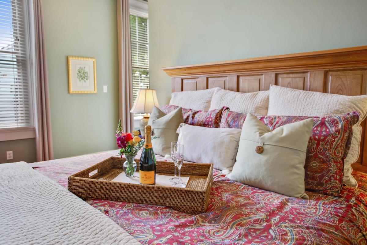 Maison Perrier Bed & Breakfast - image 3