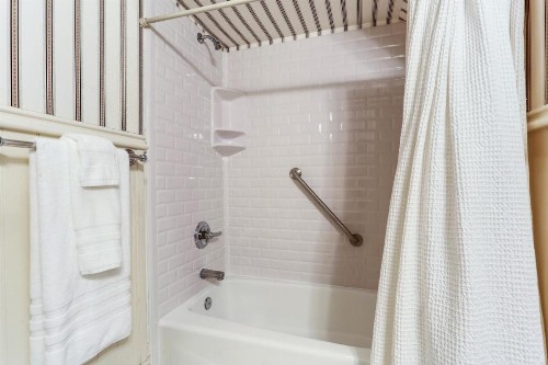 Maison Perrier Bed & Breakfast - image 41