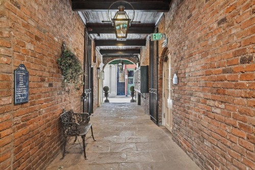 Place D'Armes Hotel - image 11