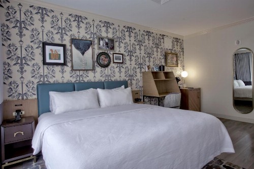 Royal St. Charles Hotel - image 6