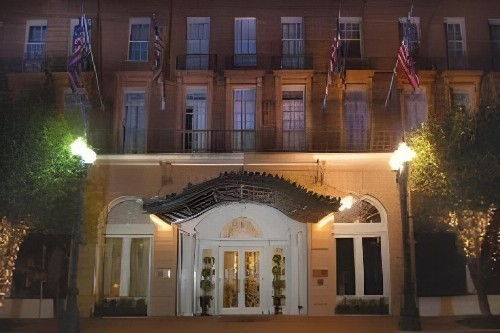 Lafayette Hotel - image 1