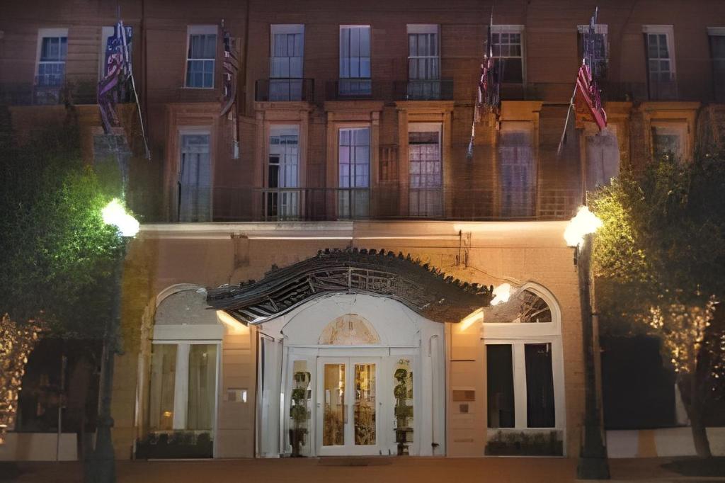 Lafayette Hotel - main image