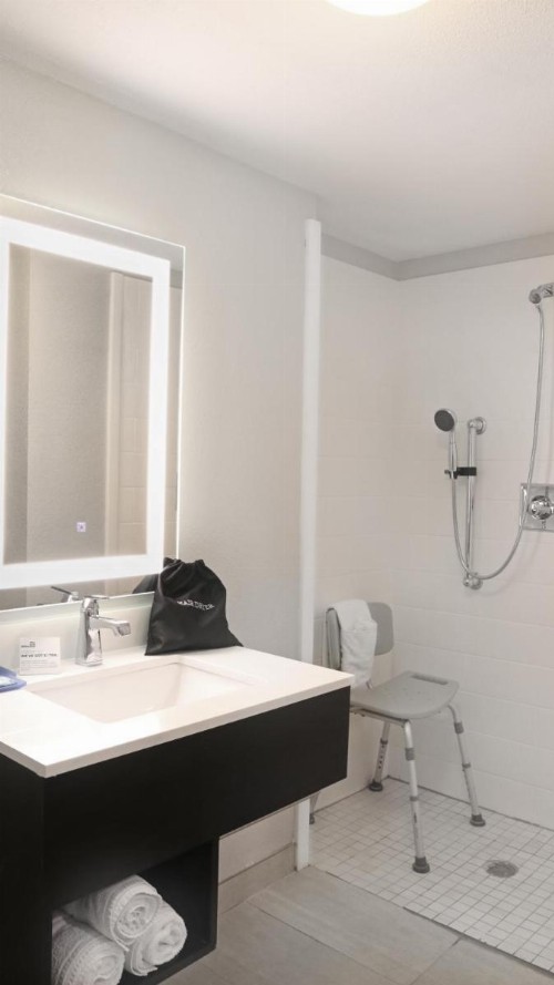 Holiday Inn Express New Orleans East an IHG Hotel - image 2