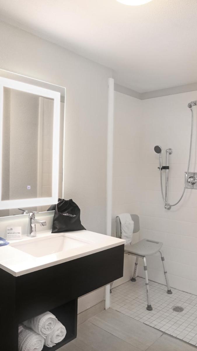 Holiday Inn Express New Orleans East an IHG Hotel - image 2