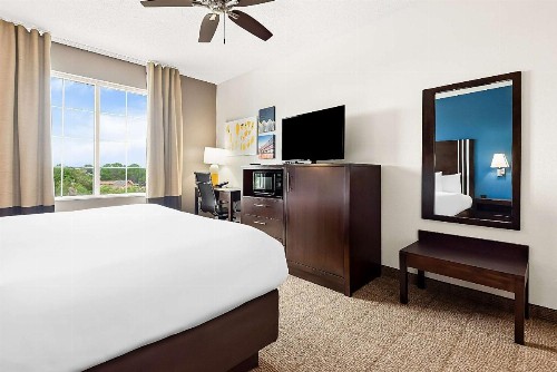 Comfort Suites New Orleans East - image 10