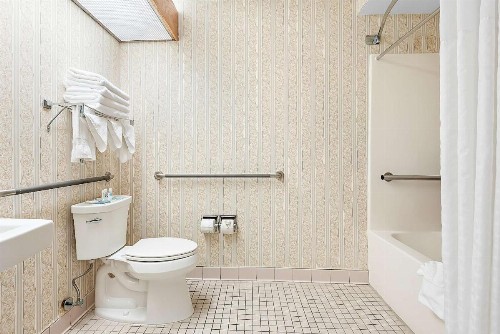 Comfort Suites New Orleans East - image 11