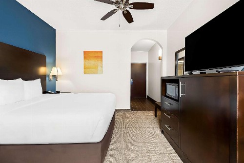 Comfort Suites New Orleans East - image 14