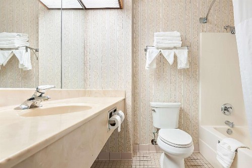 Comfort Suites New Orleans East - image 19