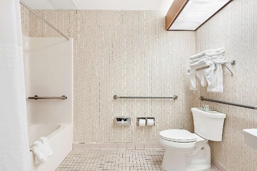 Comfort Suites New Orleans East - image 20
