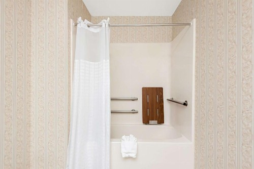 Comfort Suites New Orleans East - image 21