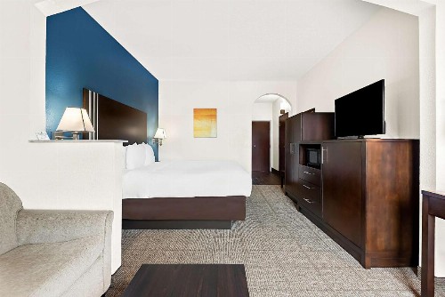 Comfort Suites New Orleans East - image 24